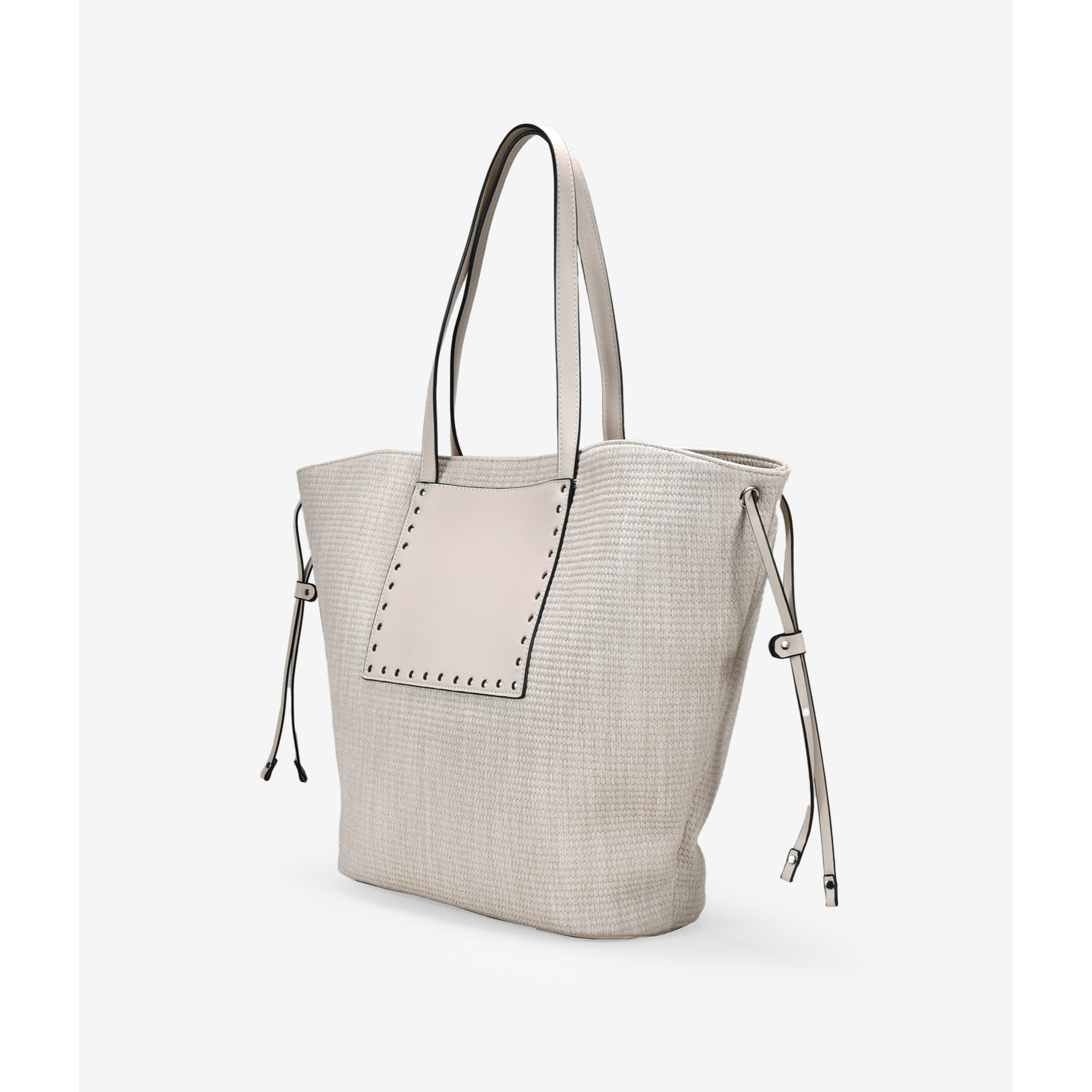 Bolso de hombro beige con tachas metálicas