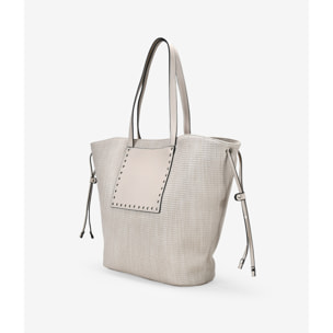 Bolso de hombro beige con tachas metálicas