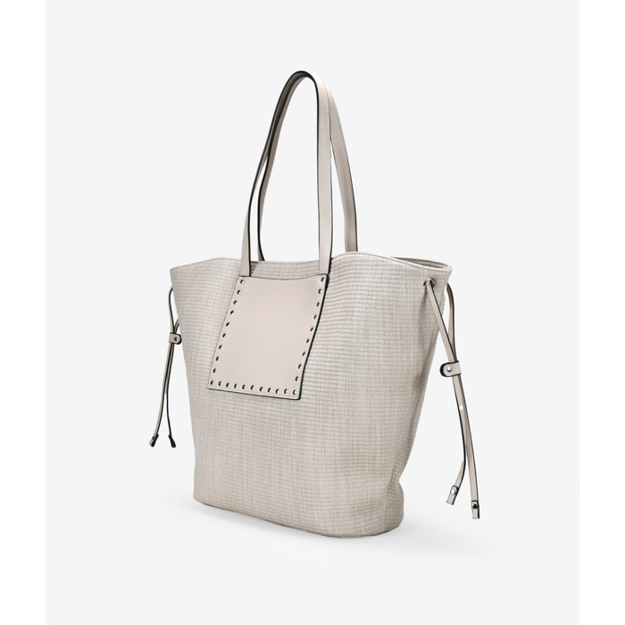 Bolso de hombro beige con tachas metálicas