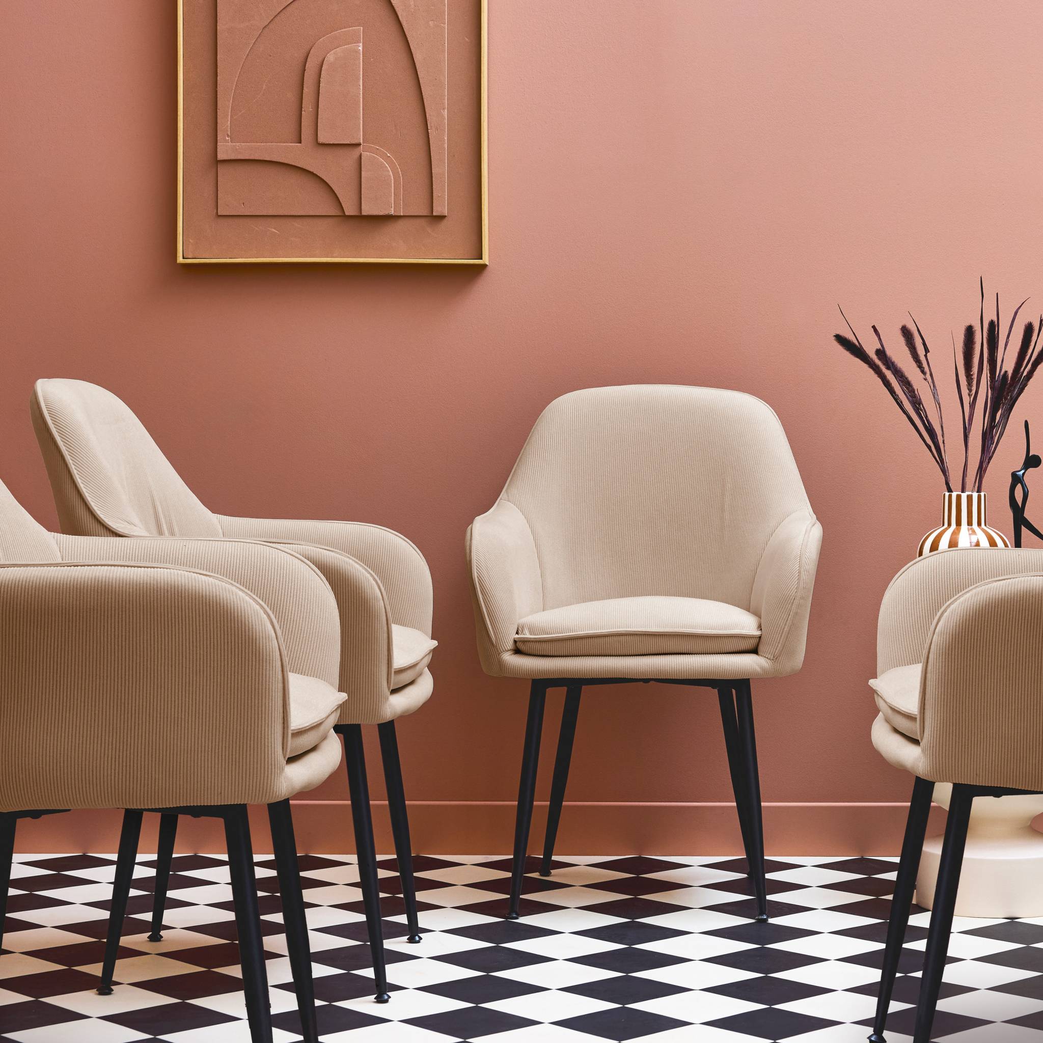 Lot de 4 fauteuils en velours côtelé beige et pieds en métal noir mat. L 57 x P 59 x H 84.5cm