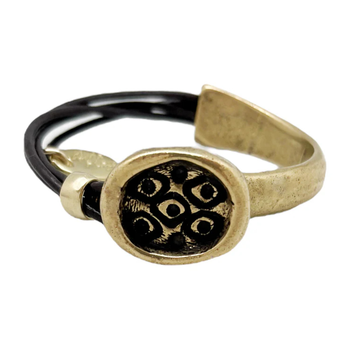 Pulsera media rígida en botón grabado y cuero marrón con metal dorado