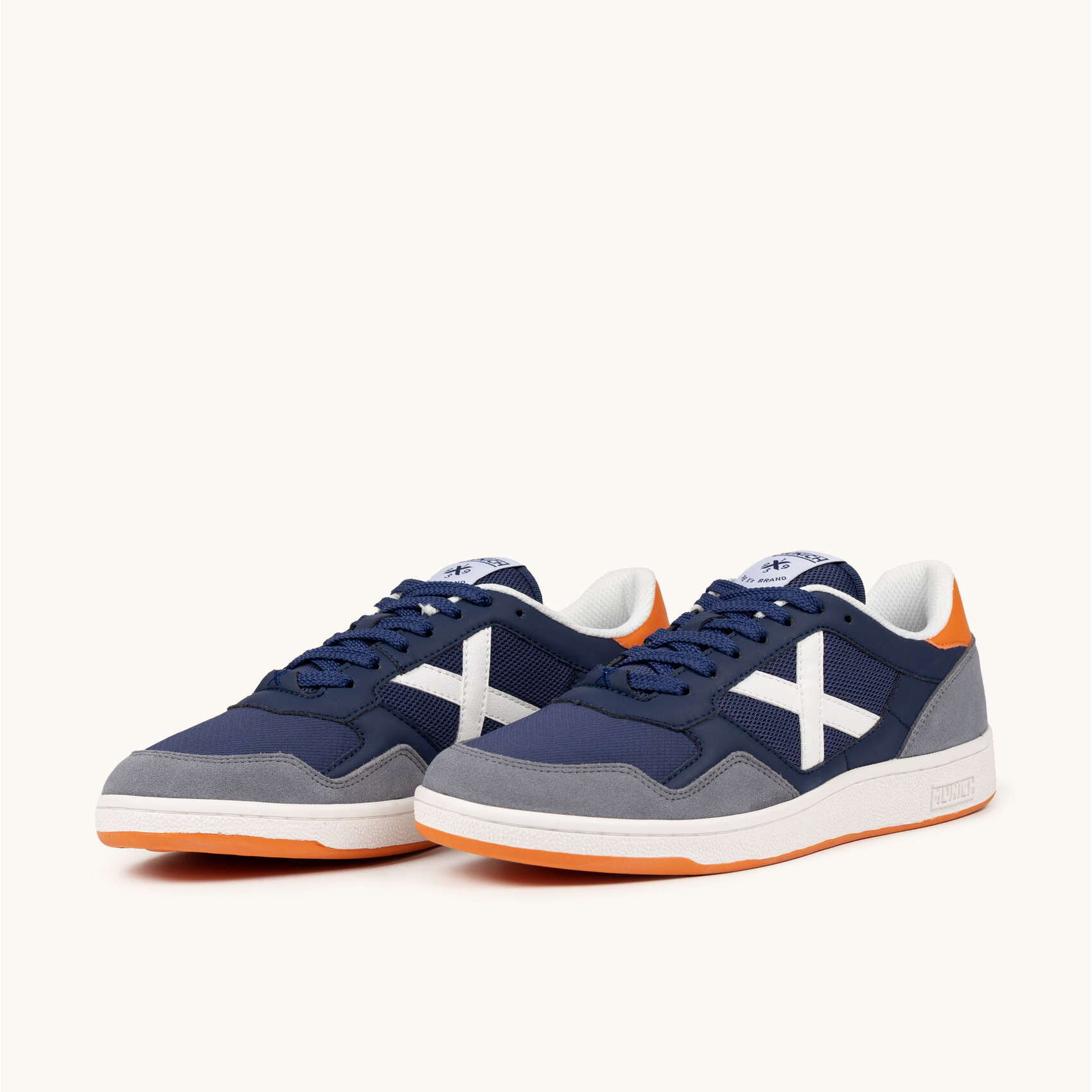Zapatilla Urbana en Azul Marino con Detalles Naranja MUNICH ARROW 81