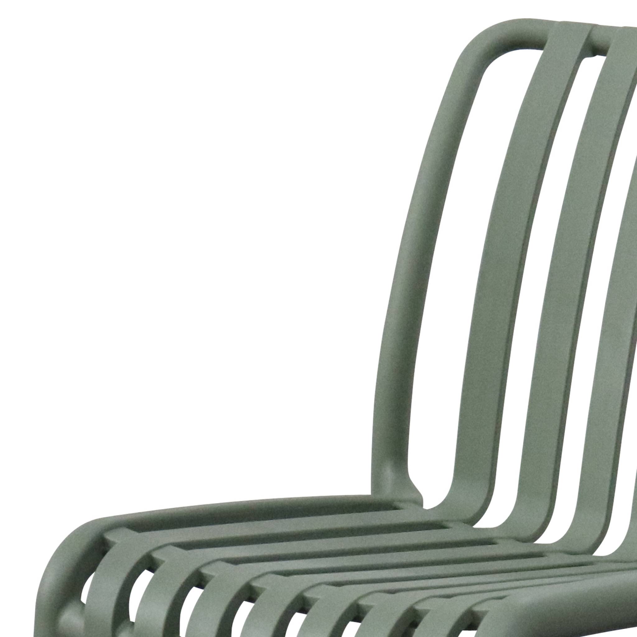 Lot de 4 chaises de jardin en plastique vert de gris. empilables. déjà montées