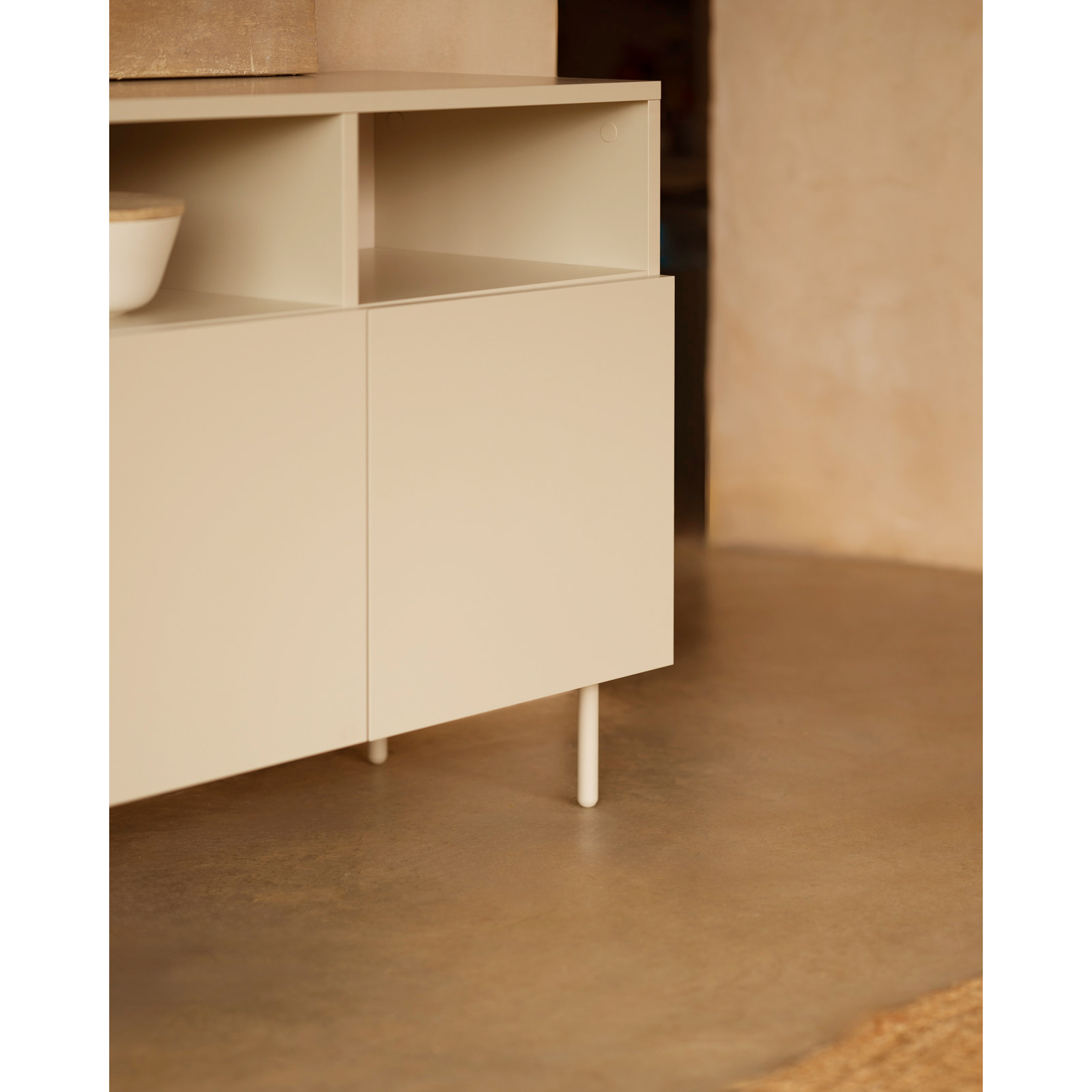 Buffet avec 4 portes laqué en teinte sable de 176x40cm Hauteur: 75 Longueur: 176 Largeur: 40