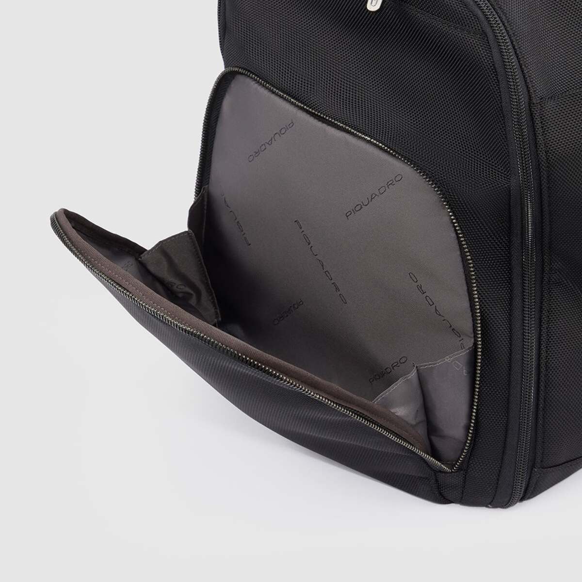 Piquadro Borsa porta abiti con gancio in tessuto riciclato