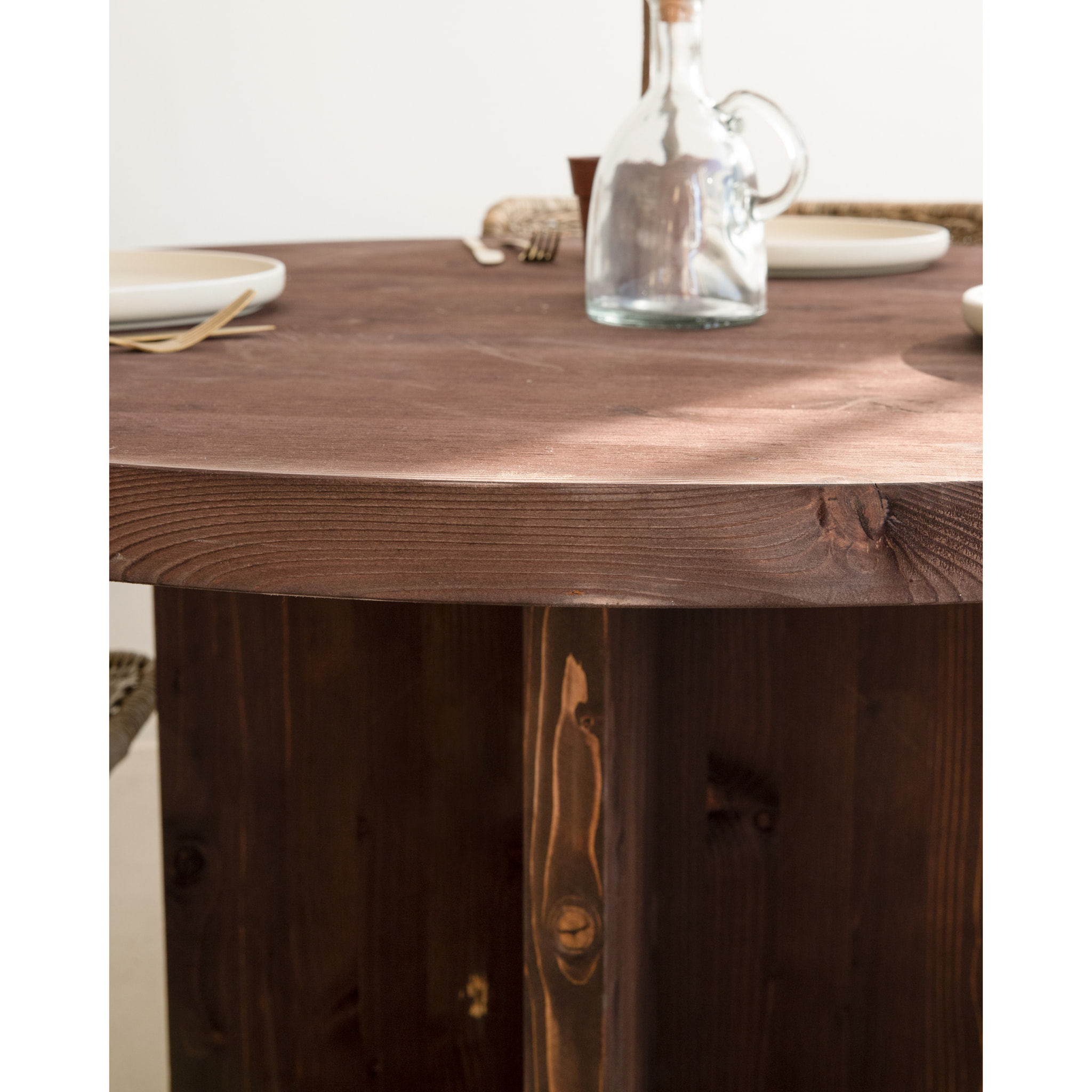 Mesa de comedor redonda de madera maciza en tono nogal de Ø110 Alto: 75 Largo: 110 Ancho: 110