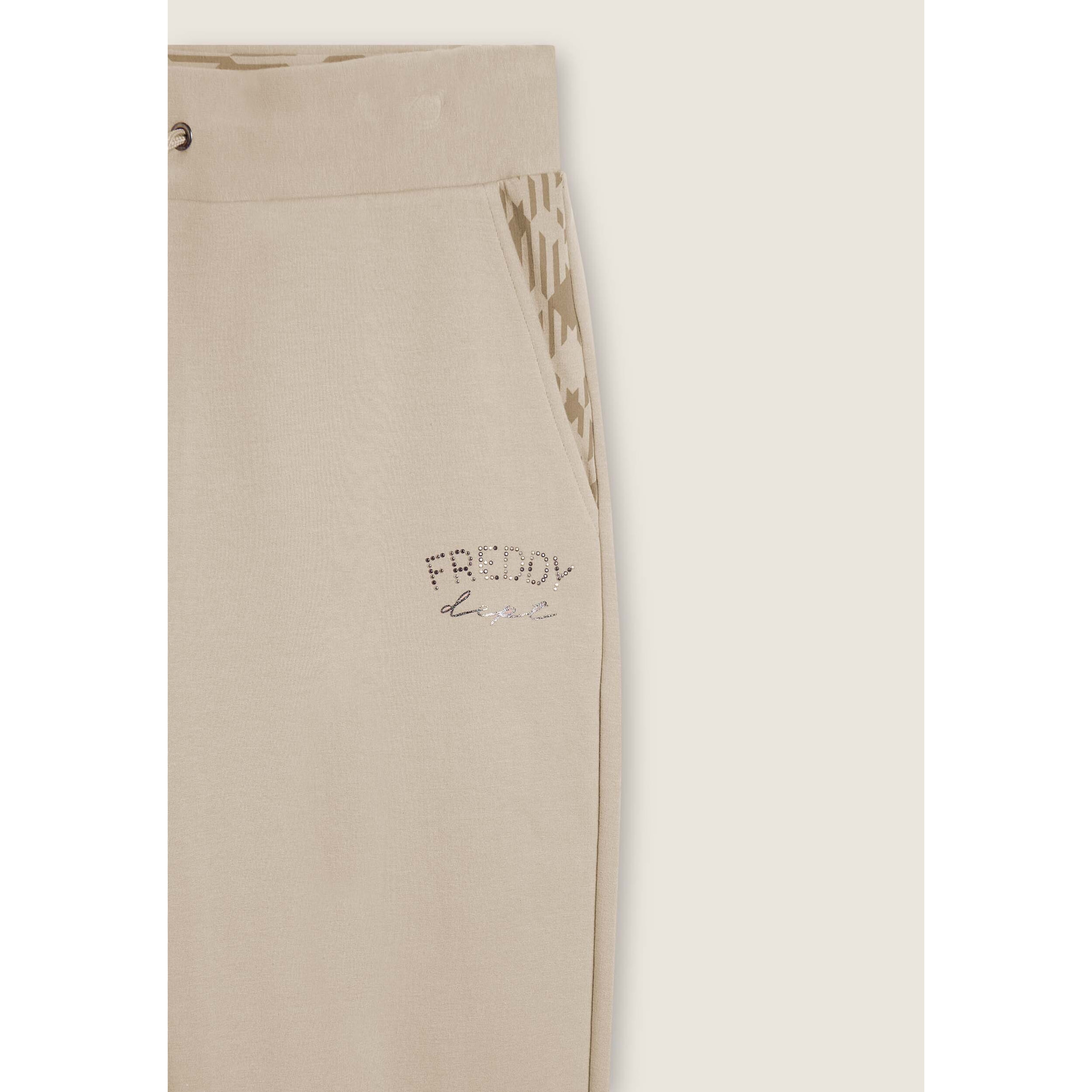 Pantaloni con spacchi laterali sul fondo