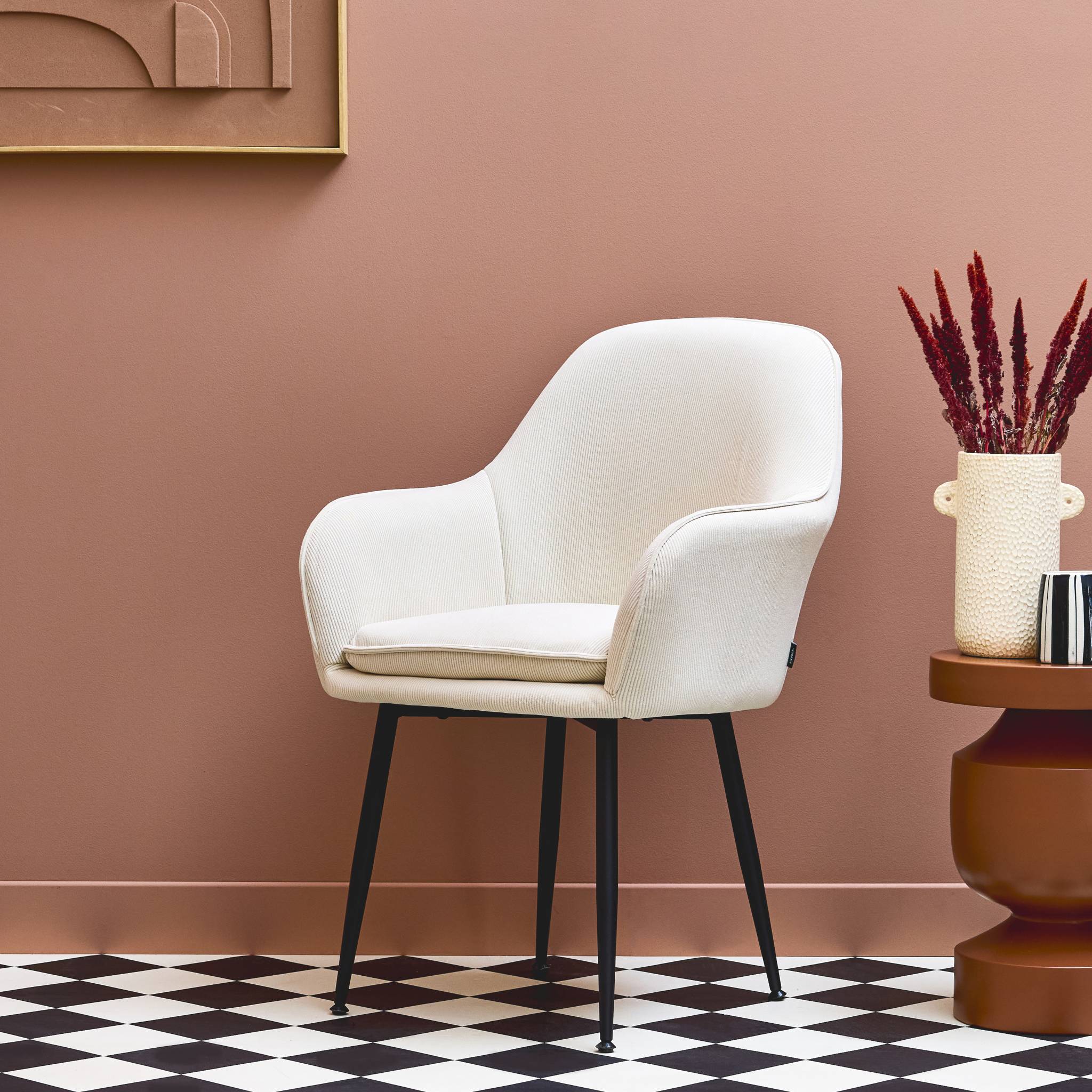 Fauteuil en velours côtelé blanc cassé et pieds en métal noir mat. L 57 x P 59 x H 84.5