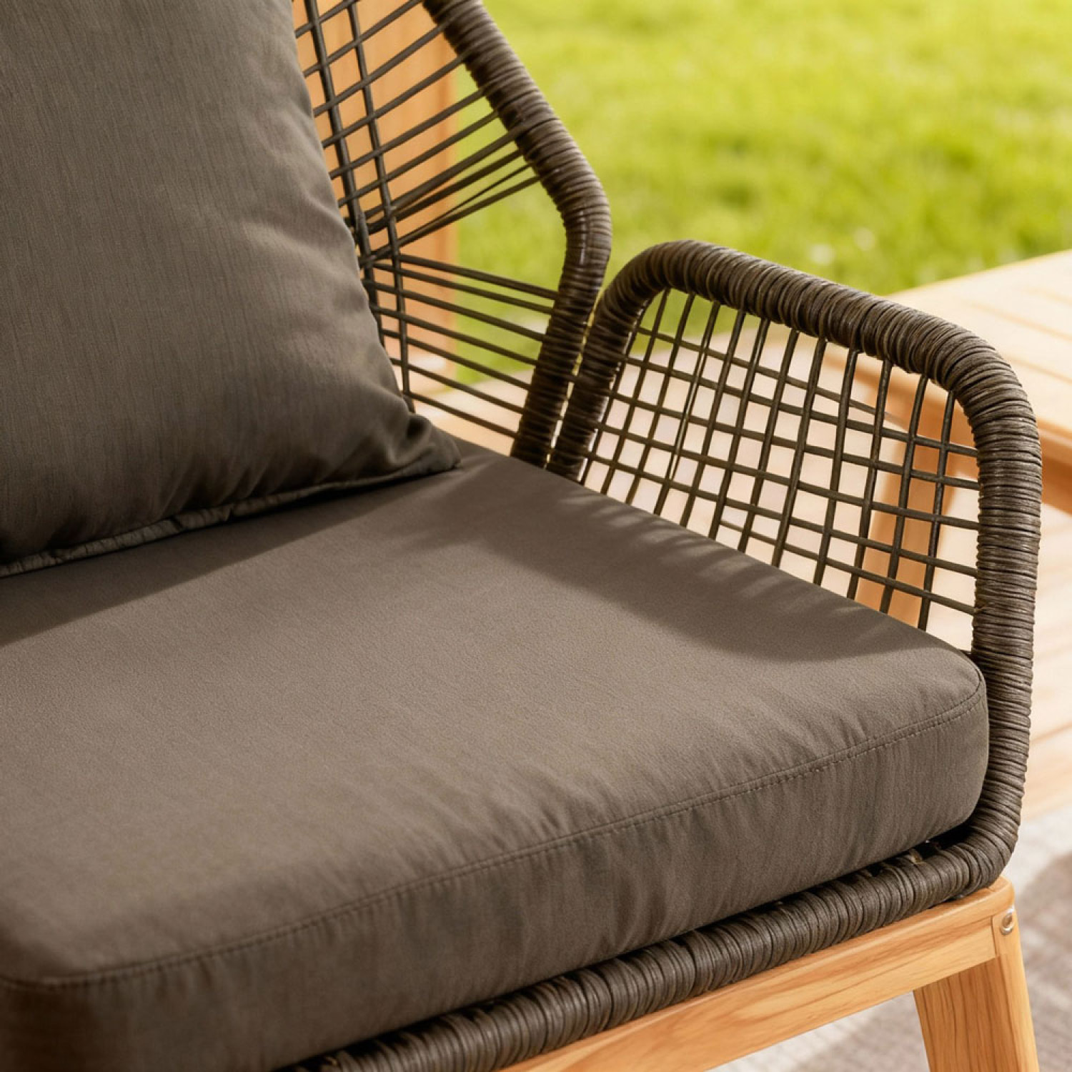 EMILIO Salon de jardin 4 places en bois avec 2 tables gris anthracite et bois