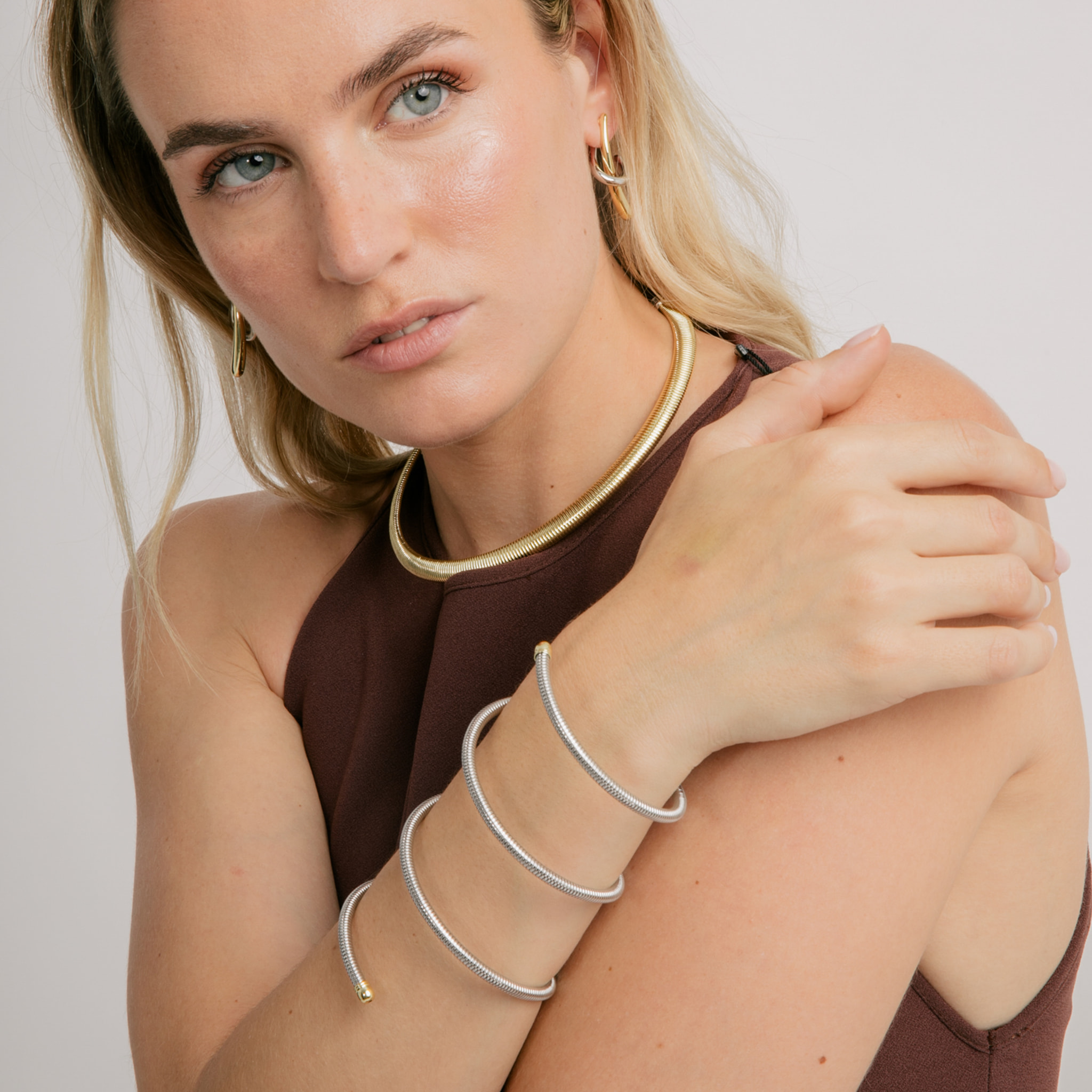 Collar Thaura acabado oro amarillo 18k