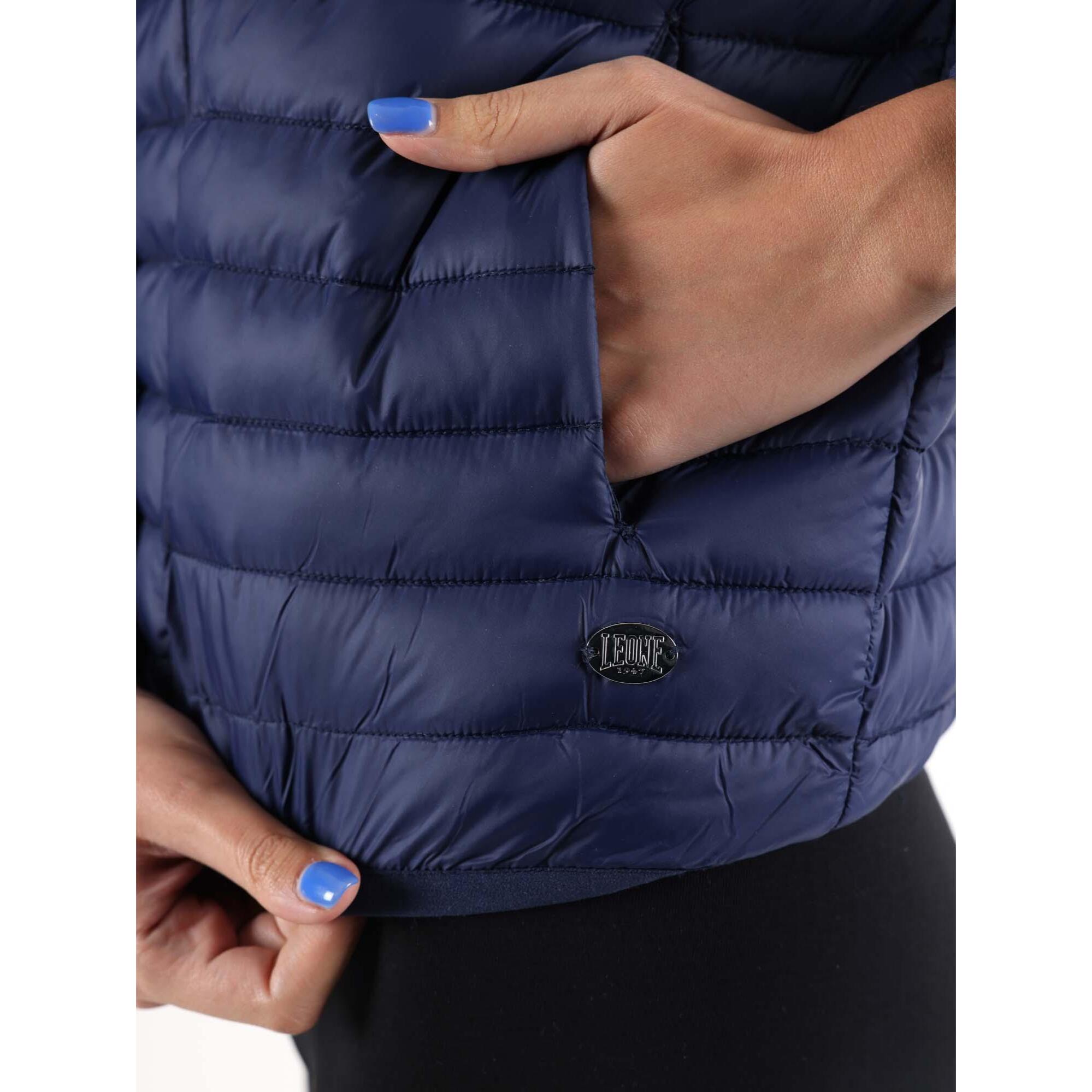 Chaqueta básica de primavera para mujer Leone con capucha y cremallera.
