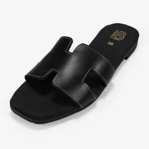 Sandalias planas negras en piel con plantilla acolchada