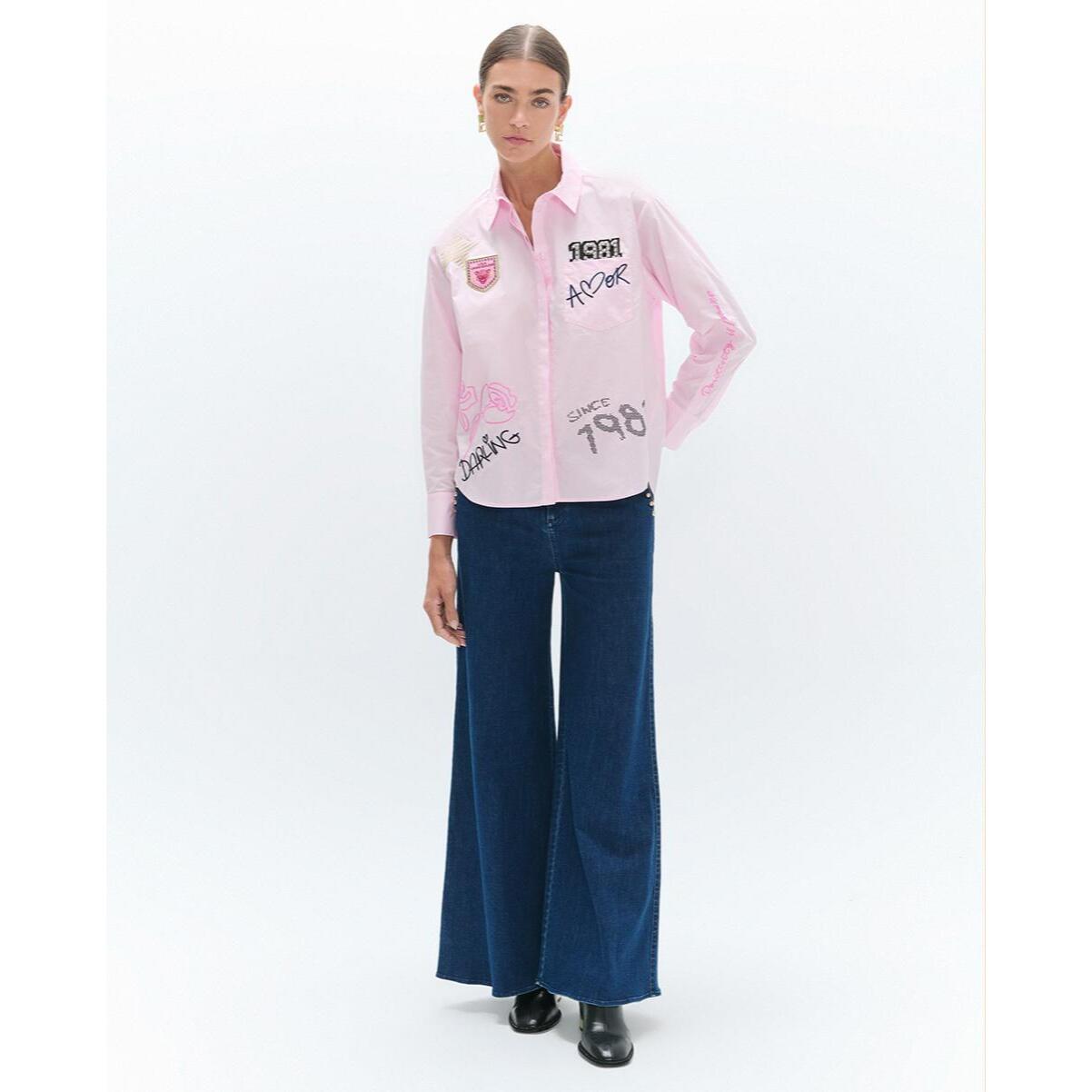 Camicia in popeline con dettagli e applicazioni.