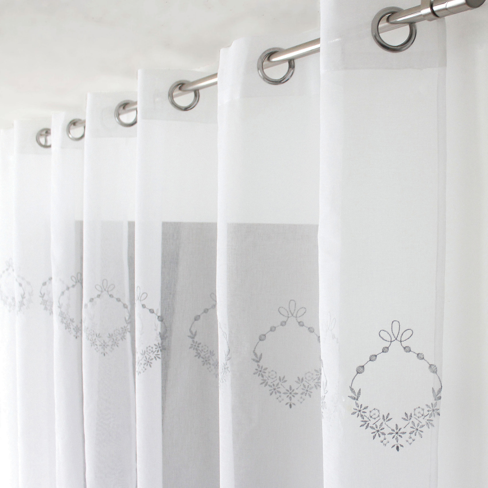 Voilage orné de broderies - Beige