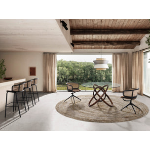 Silla Angel Cerdá giratoria con reposabrazos tapizada en tela aterciopelada en marrón y respaldo de rattán en natural con estructura y patas en acero inoxidable en negro 56x53x74cm