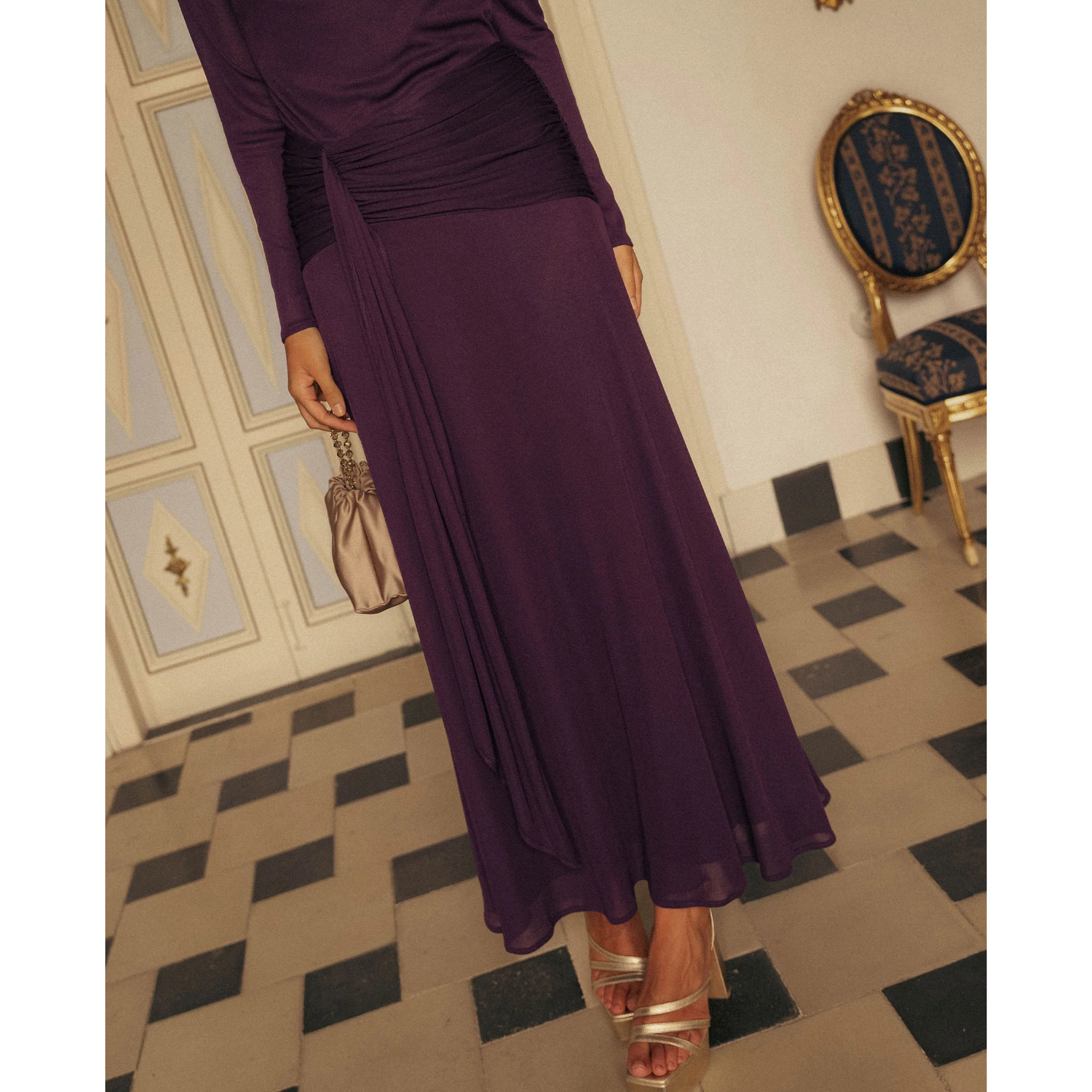 Vestido largo de punto con fajín y escote asimétrico