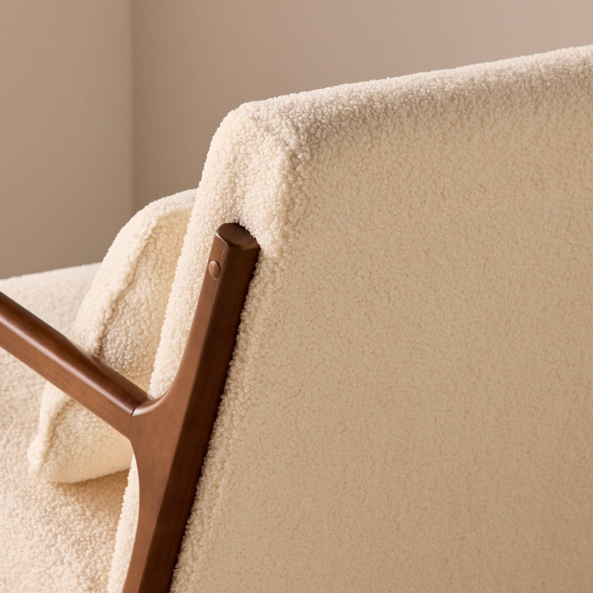 Rocking chair scandinave bois d'hévéa et bouclette LORENS