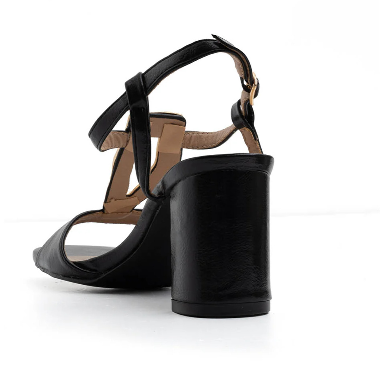 Sandalo in vernice con accessorio oro - NERO