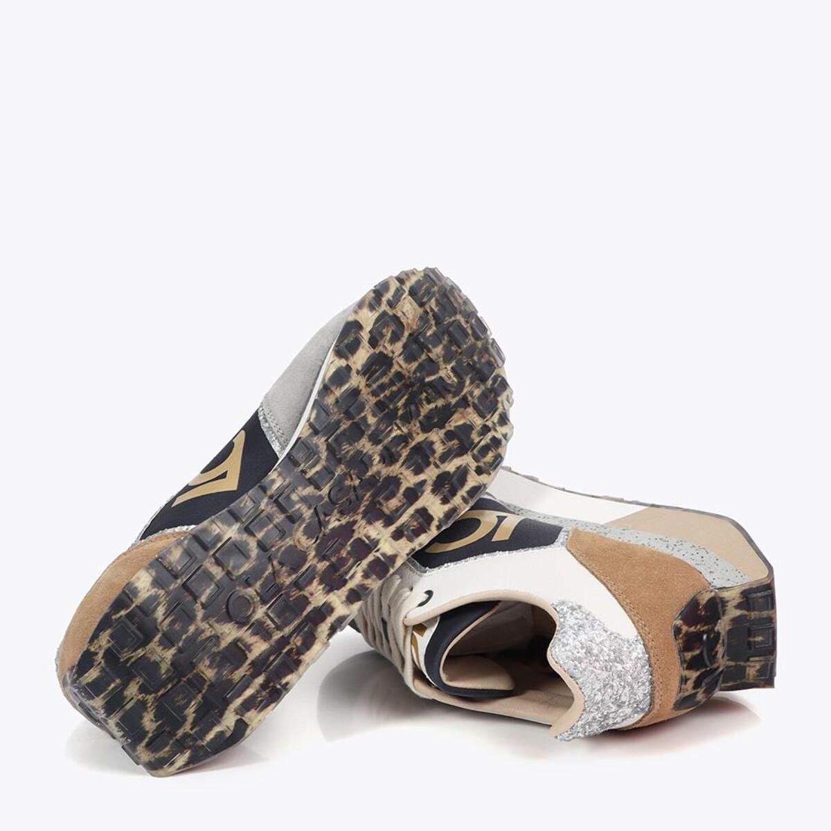 Sneaker con Suola Personalizzata e Stampa Animalier e Dettagli in Pelle