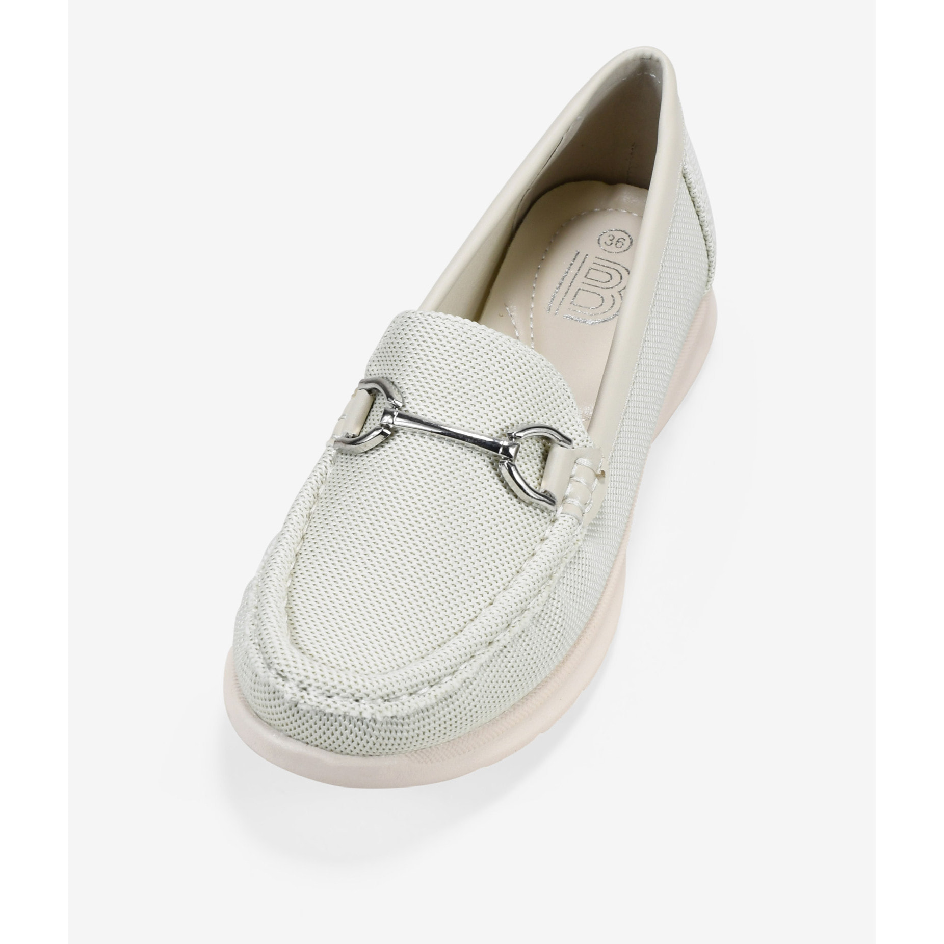 Mocasines beige con detalle metálico al tono