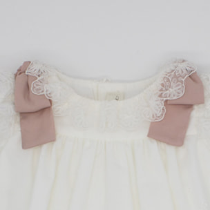 Vestido bordado de tul avalorio. Puntilla en el cuello y en las sisas, manga corta abullonada.