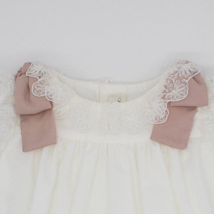 Vestido bordado de tul avalorio. Puntilla en el cuello y en las sisas, manga corta abullonada.