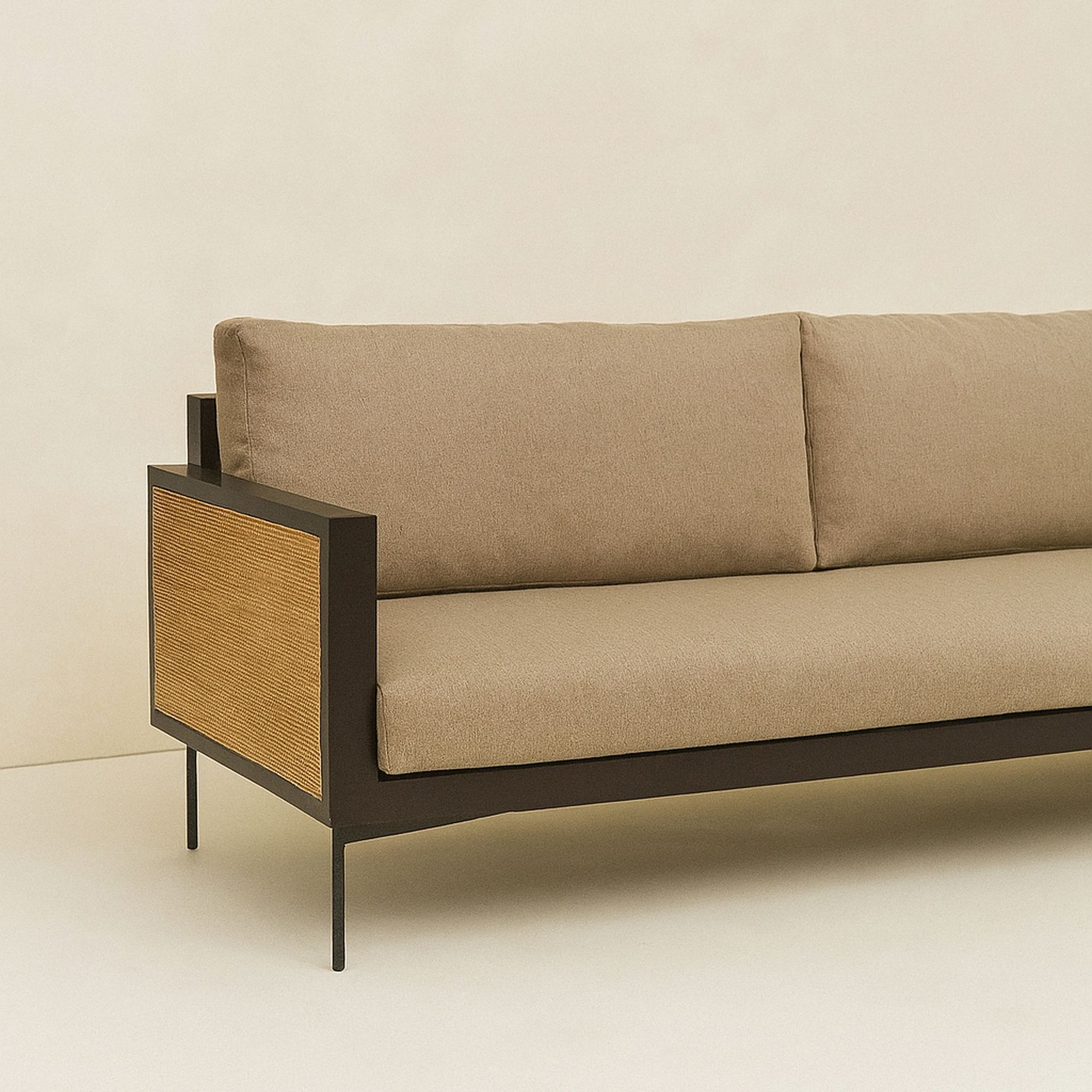 Canapé 3 places en tissu taupe structure en rotin et bois  TONKIN
