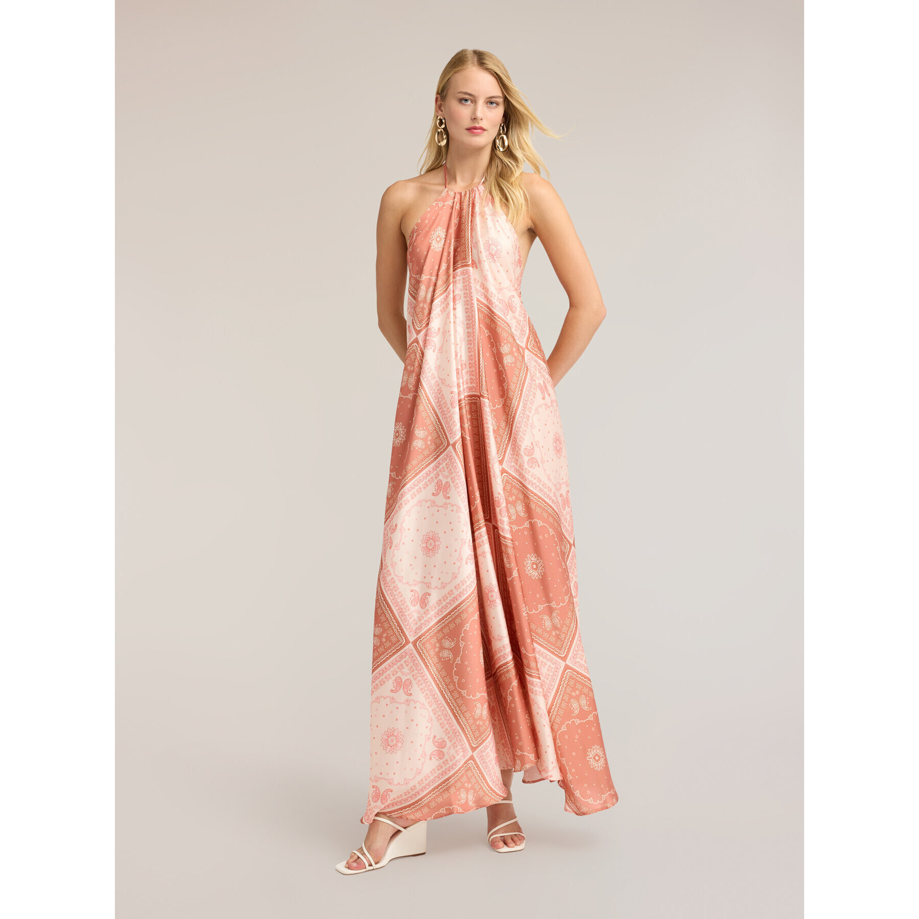 Motivi - Vestido largo acampanado de satén con estampado - Rosa
