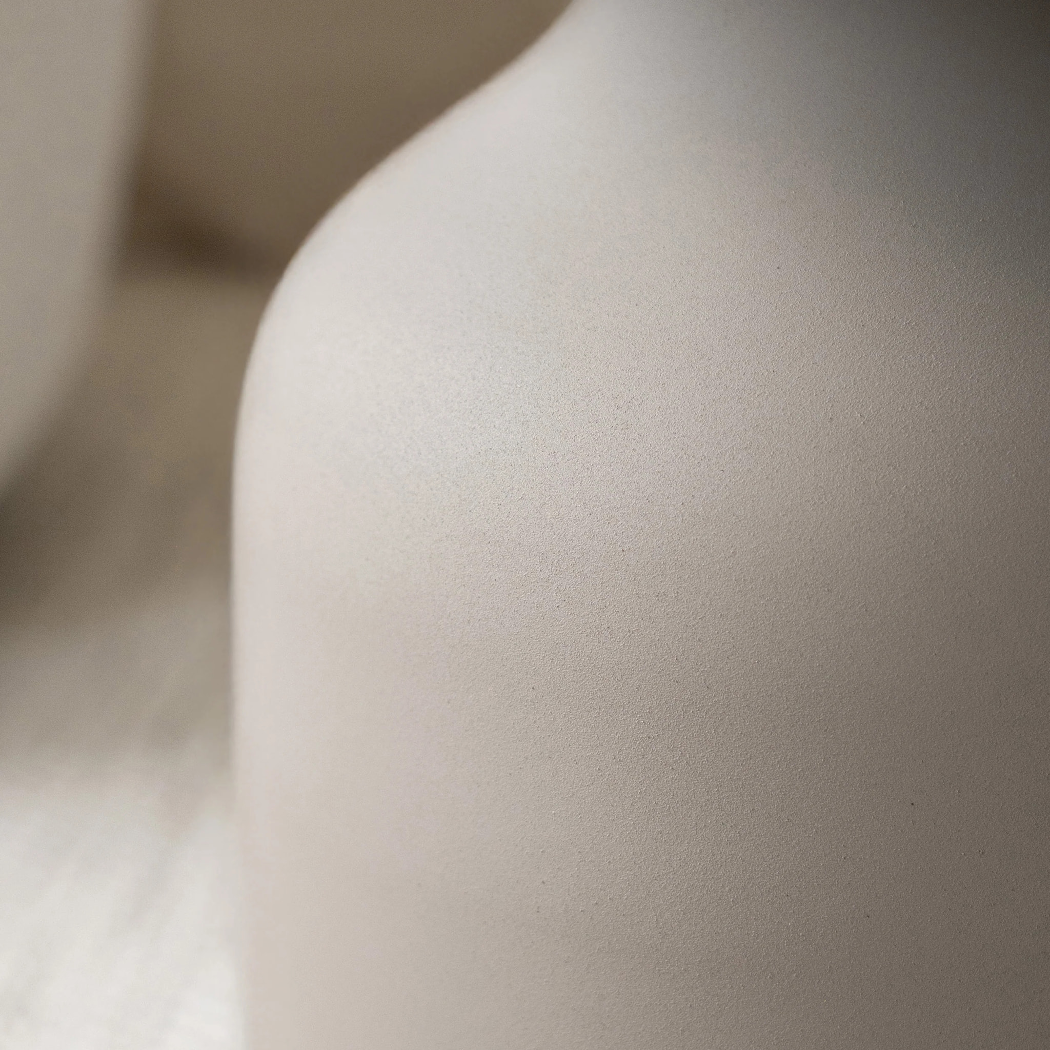 Table d'appoint ronde en travertin et métal greige D45 cm - Louison