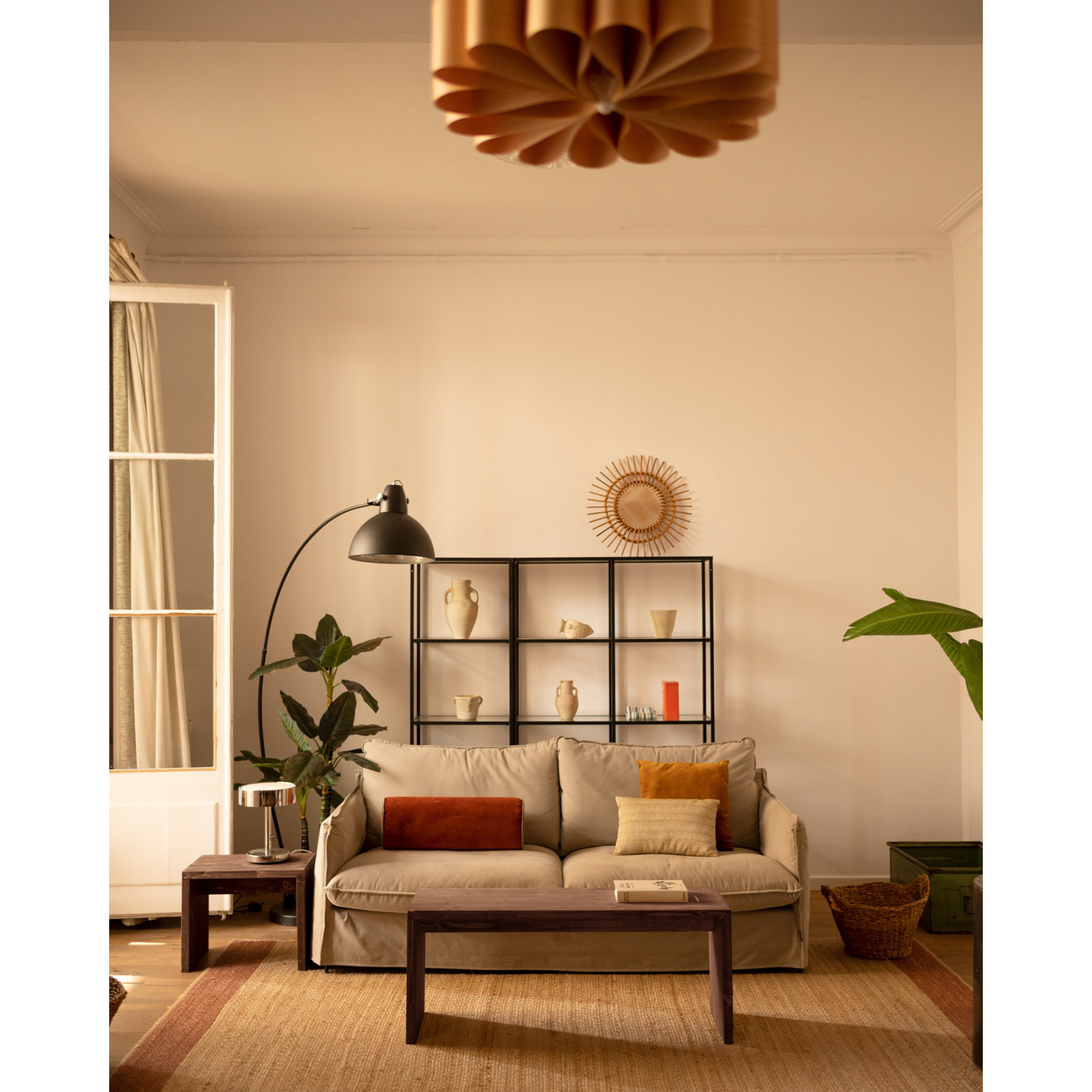 Mesa de centro de madera maciza en tono nogal de 110x45x35cm Alto: 45 Largo: 110 Ancho: 35