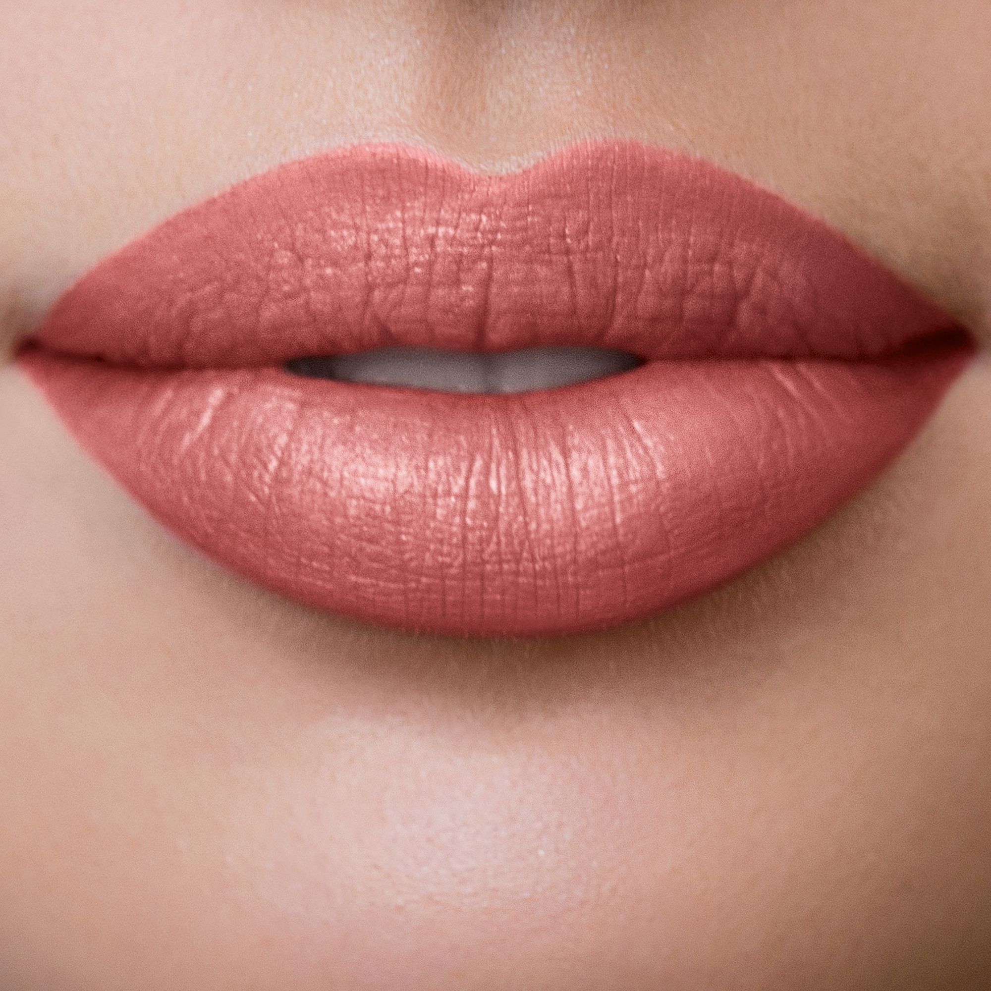 LIP SHOT Rossetto satinato dalla texture leggera ed avvolgente