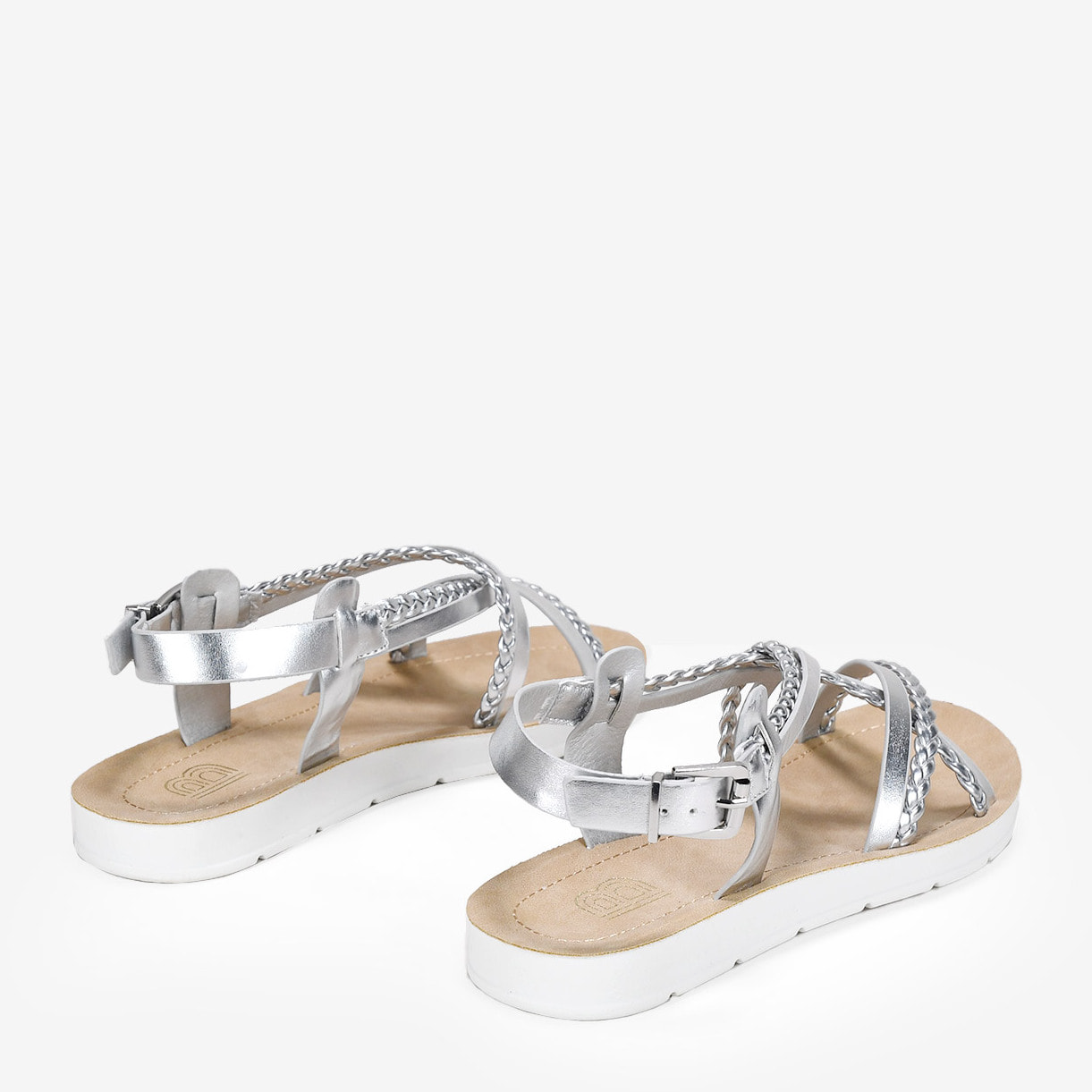 Sandalias planas plateadas con hebilla