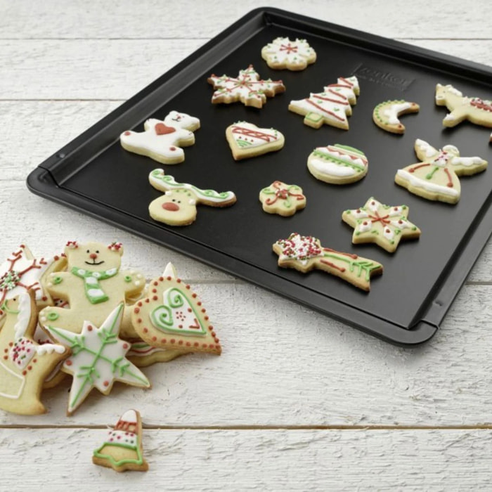 Ensemble avec plaque à pâtisserie extensible et 9 emporte-pièces sur cintre Zenker