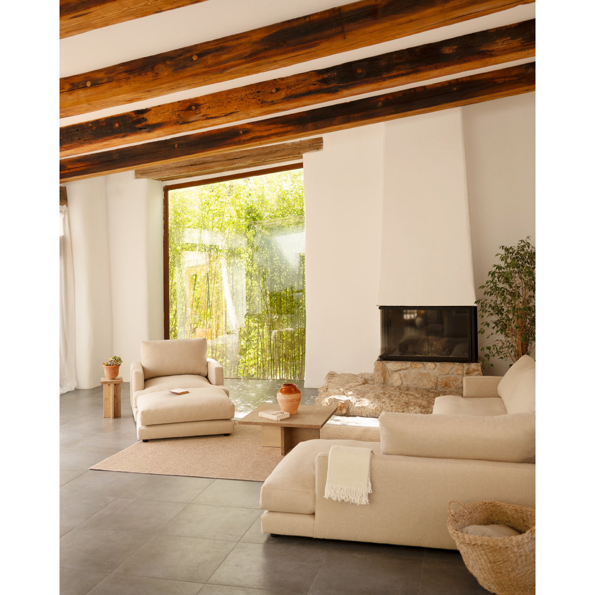 Mesa de centro cuadrada de madera maciza en tono roble medio de 80x80cm Alto: 33.2 Largo: 80 Ancho: 80