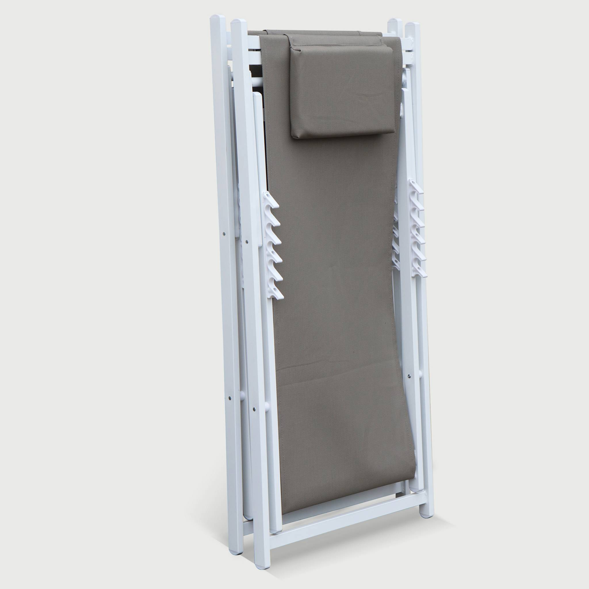 Lot de 2 bains de soleil - Gaia taupe - en aluminium blanc et textilene taupe avec coussin repose tête. chilienne