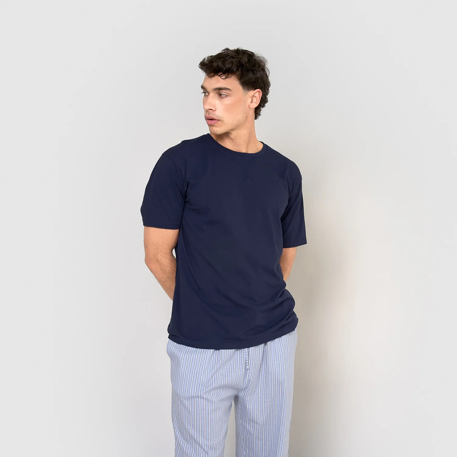 Pigiama lungo di cotone a maniche corte con righe blu scuro.