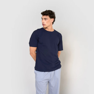 Pigiama lungo di cotone a maniche corte con righe blu scuro.