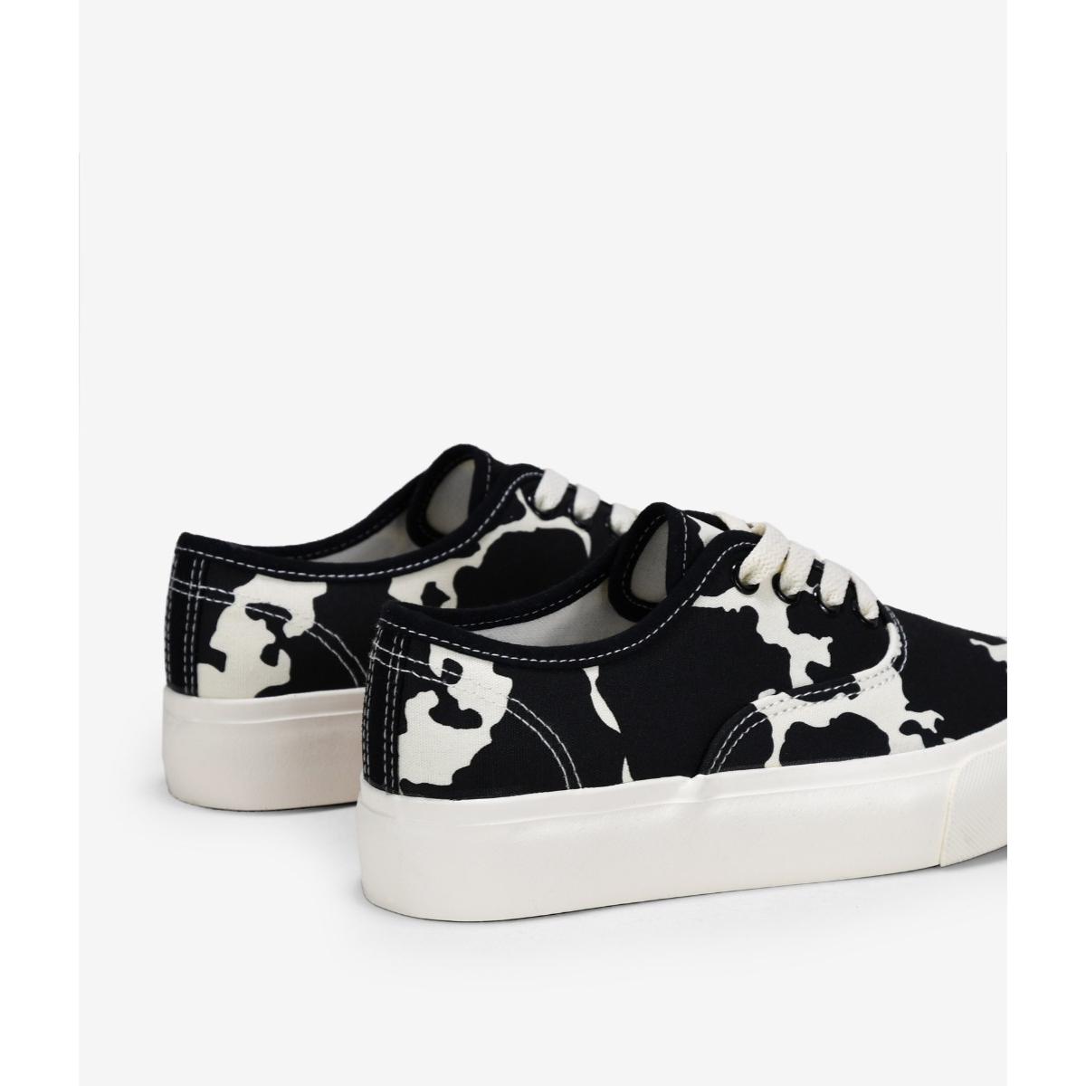 Zapatillas de tela con estampado vaca y plataforma