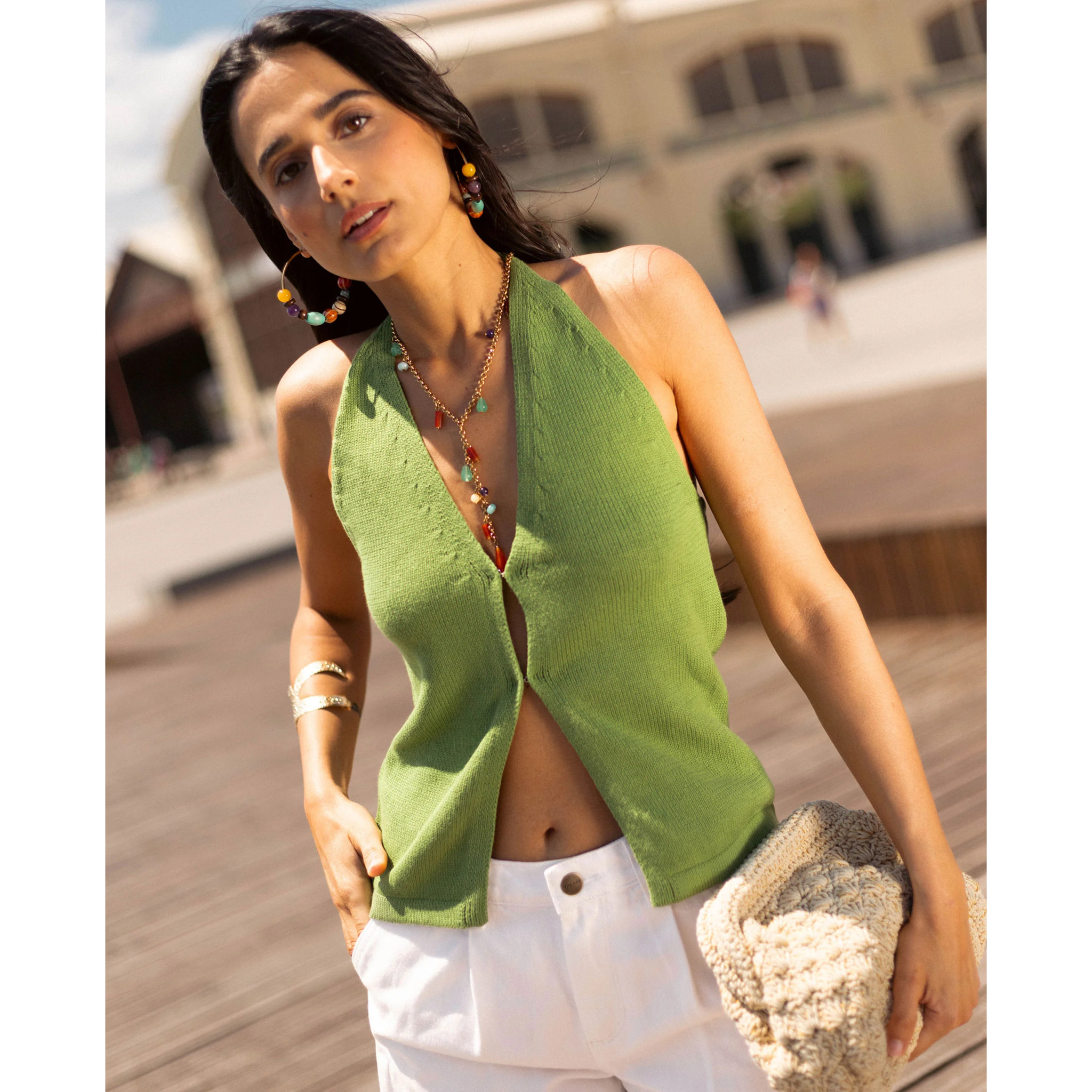 Top de mujer de punto fino con cuello halter y espalda descubierta.