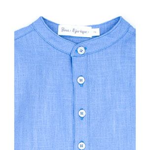 Camisa de lino azul. Cuello mao y tapeta con botones en el centro.
