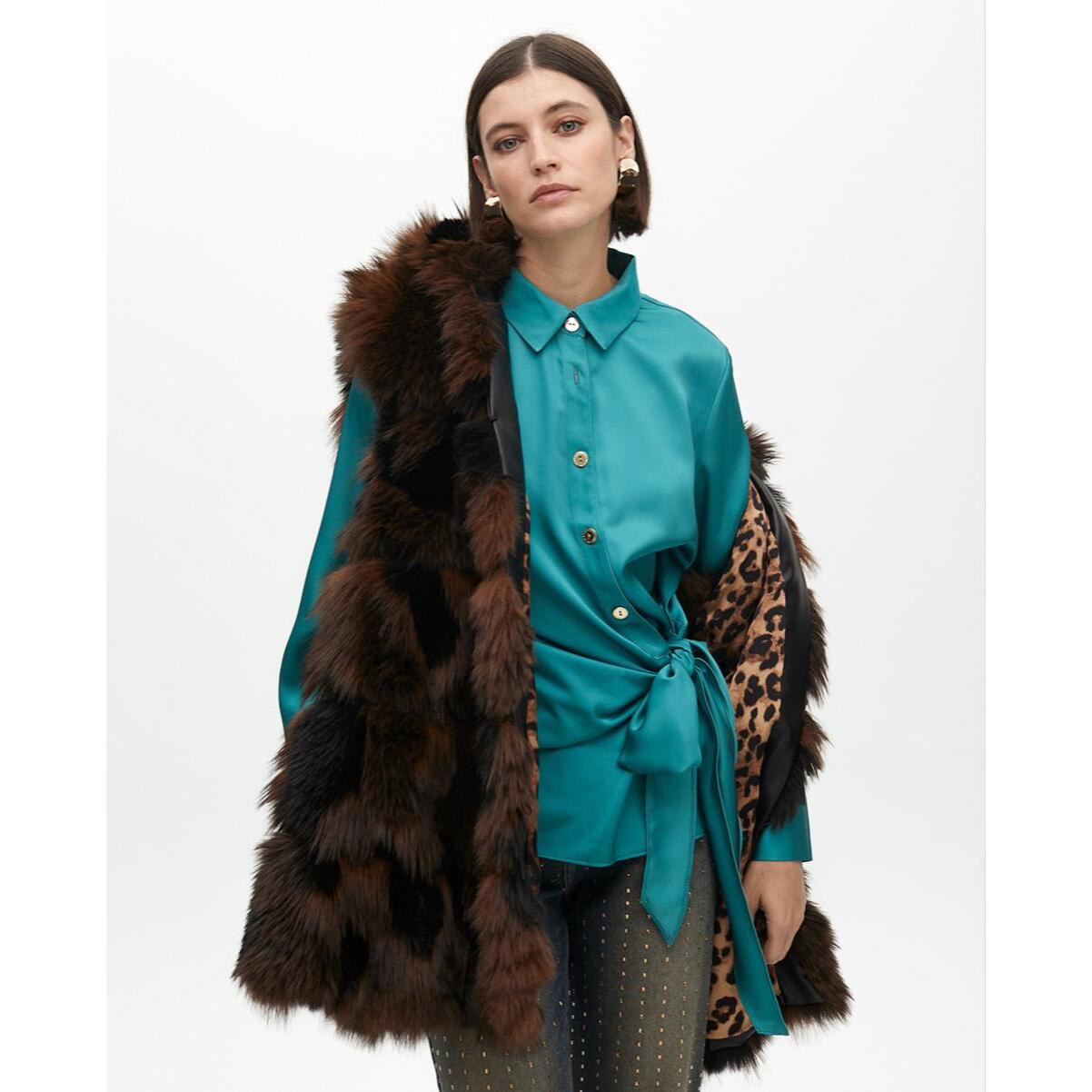 Camicia con Colletto e Dettaglio Nodo in Basso