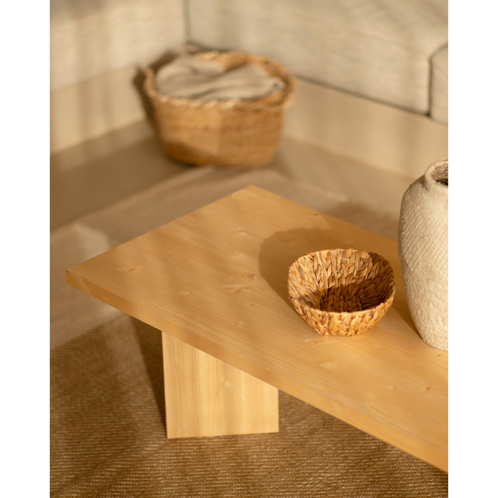 Table basse en bois massif en ton chêne moyen 120x55cm Hauteur: 40 Longueur: 120 Largeur: 55