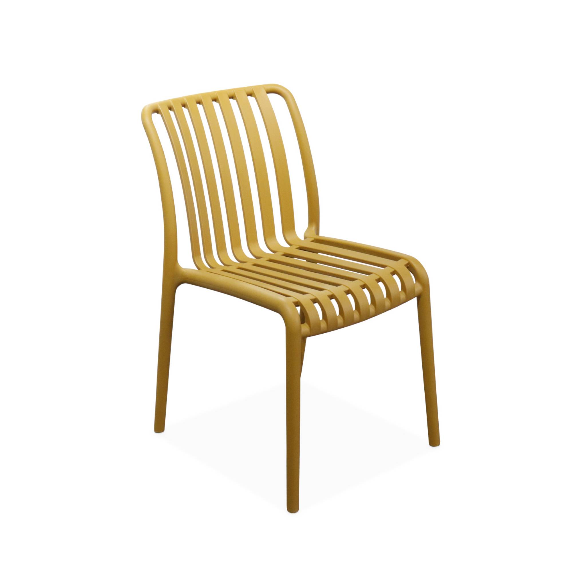 Lot de 4 chaises de jardin en plastique moutarde. empilables. déjà montées