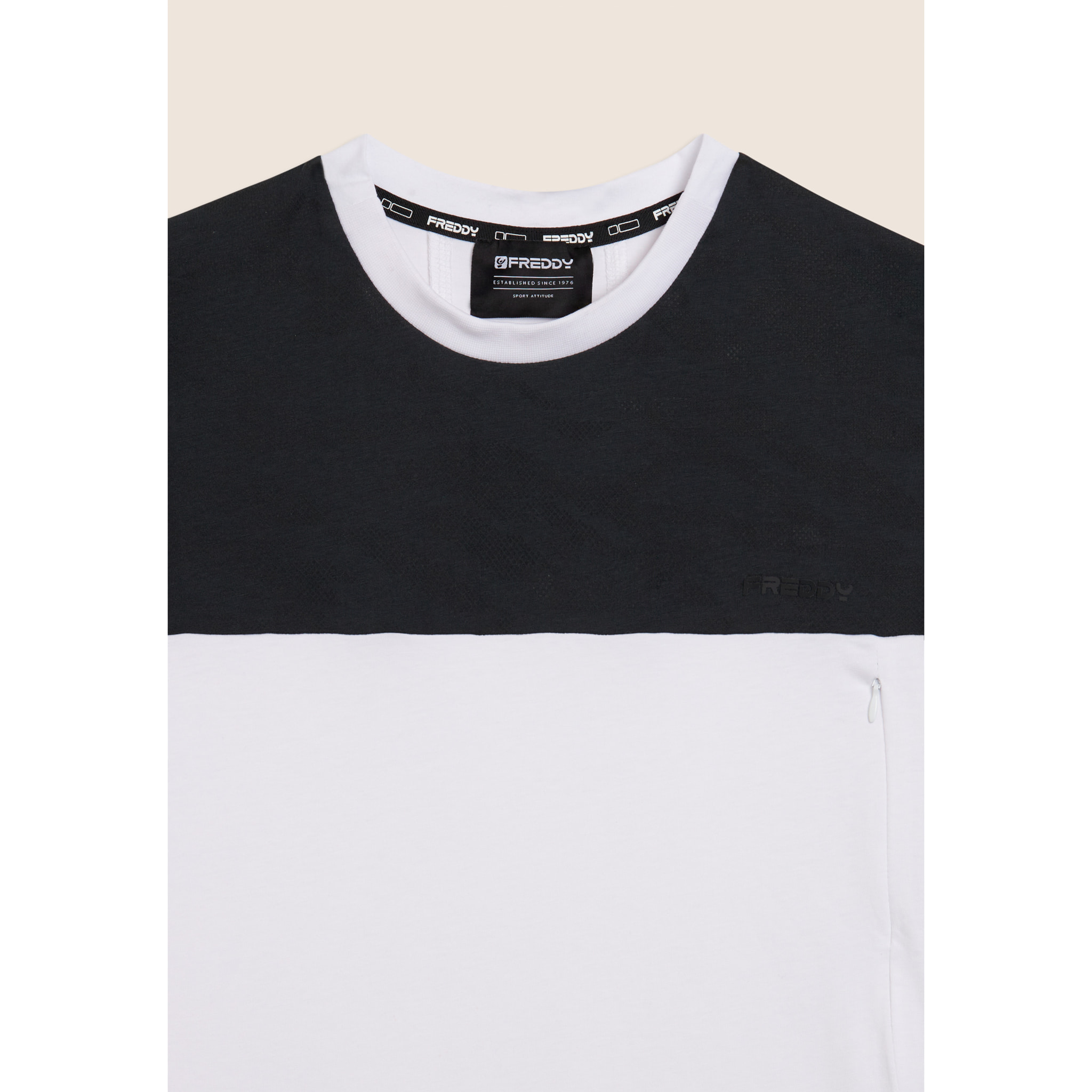 T-shirt con stampa fantasia e taschino zippato