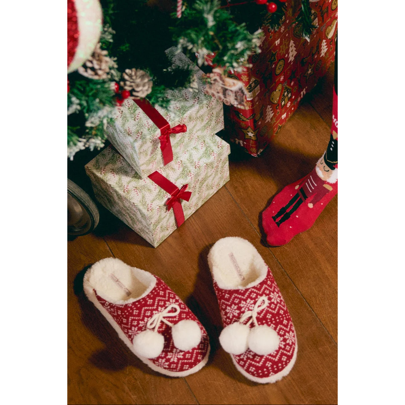 Pantofole da donna con pompon e stampa natalizia