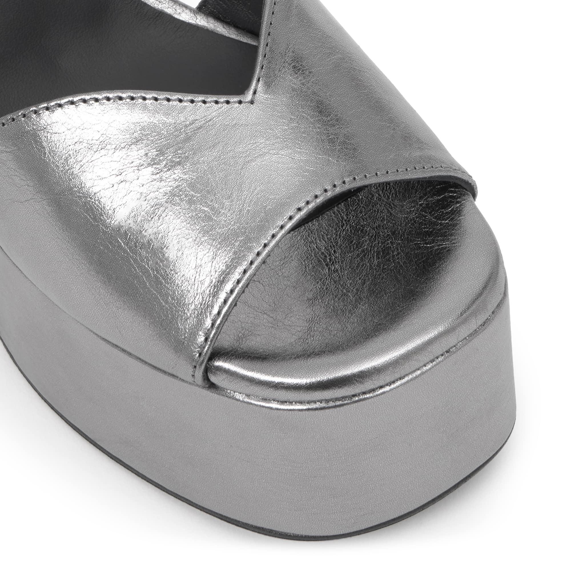 Sandalia de tacón Fibi en cuero metalizado con cierre de hebilla