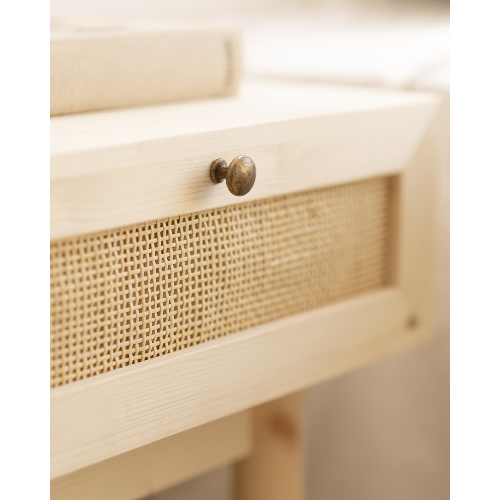 Table de chevet en bois massif et raphia avec un tiroir ton naturel 40x45cm Hauteur: 40 Longueur: 45 Largeur: 37