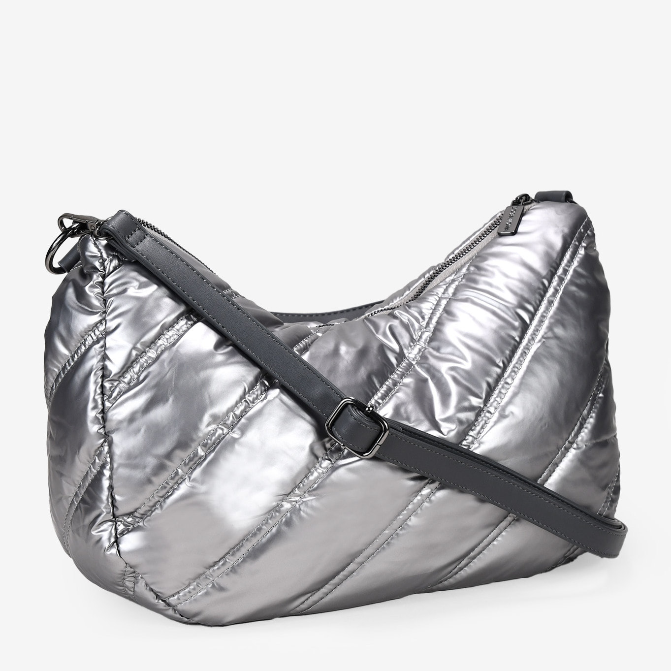 Bolso de hombro media luna plomo con cosido acolchado