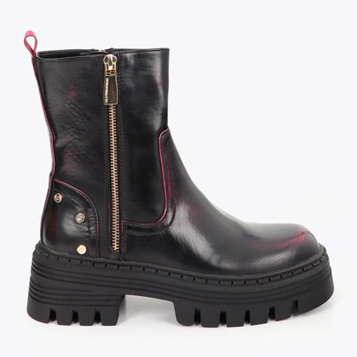 Stivaletto con effetto sfumato e dettagli metallici