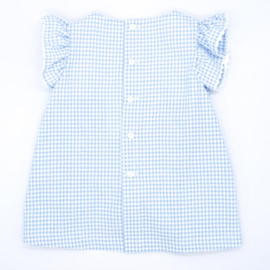 Vestido corto estampado de cuedro vichy azul, volantes en las sisas, bolsillos y falda fruncida.